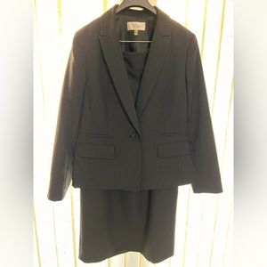 Brand Le Suit, size 10, color black,Light wear and it is in good condition.